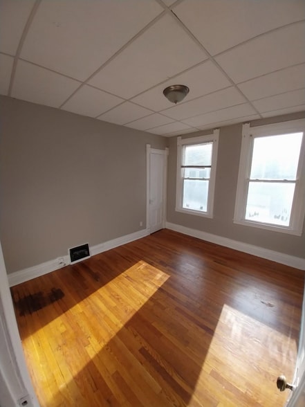 Building Photo - 622 Park Ave
