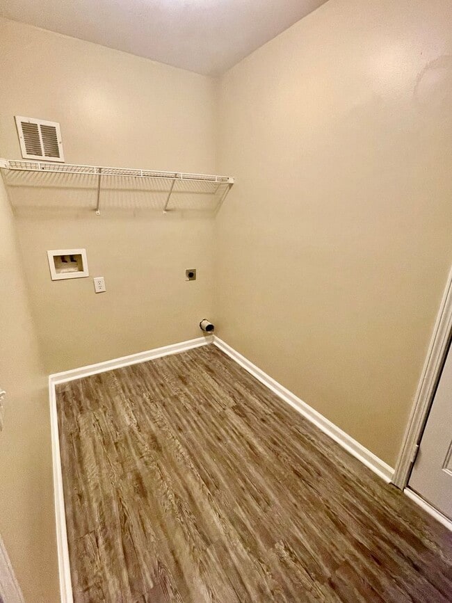 Building Photo - Come see this beautiful 2 Story 4 bedroom 2.5 bath 1 Car garage home