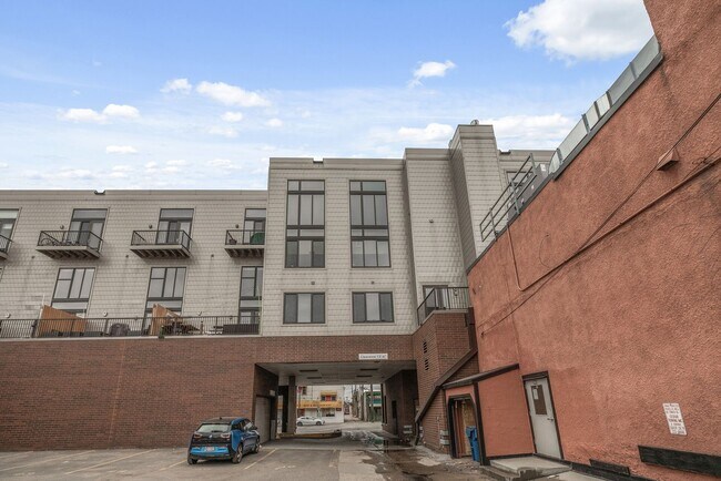 Building Photo - Modern 1-Bed 1.5-Bath + Den Condo in Minneapolis!