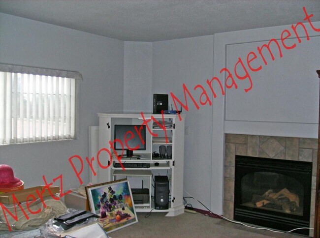 Building Photo - 2215 Lisa Dr