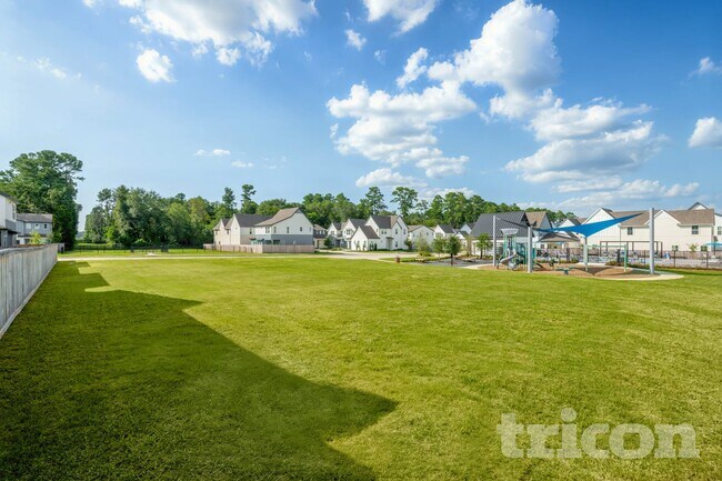 Building Photo - 9835 Willow Creek Commerce Dr