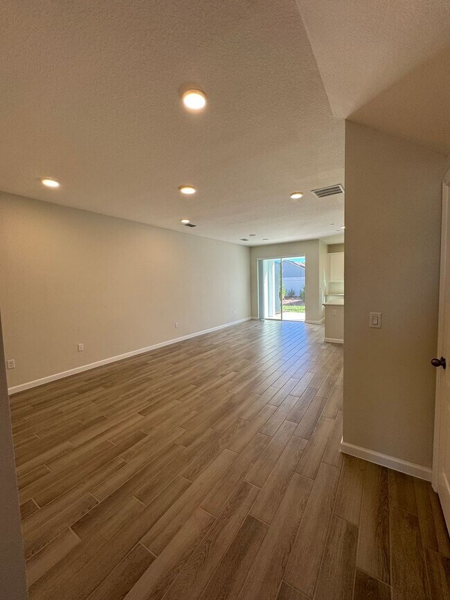 Building Photo - GATED 3 BEDROOM, 2.5 BATHROOM IN OVIEDO