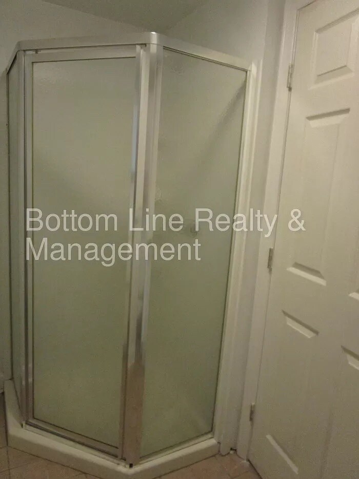 Building Photo - Room in House on Plainview Rd