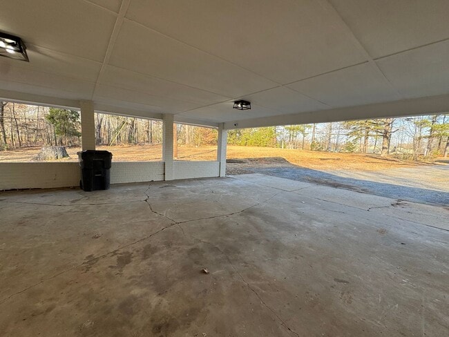 Building Photo - Charming 3 bedroom, 2 bathroom Ranch-Style Home