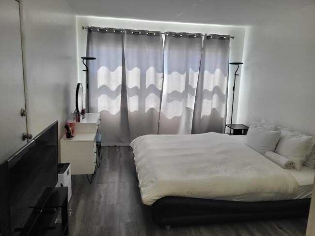 Building Photo - 550 Bayshore Dr