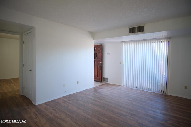 Building Photo - 6625 E Golf Links Rd