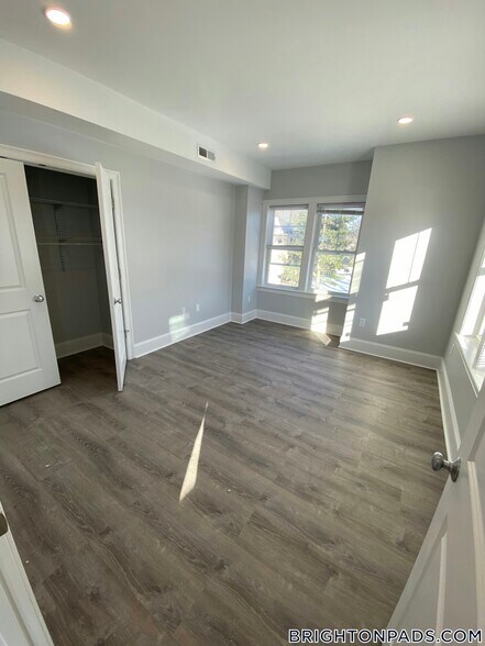 Building Photo - 120 Kenrick St