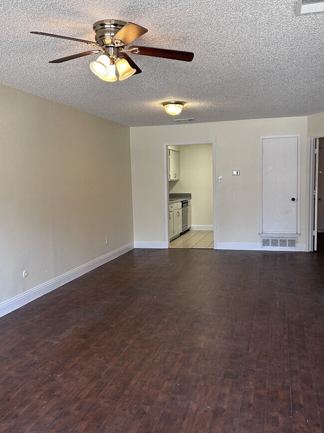 Building Photo - 605 McQueary St