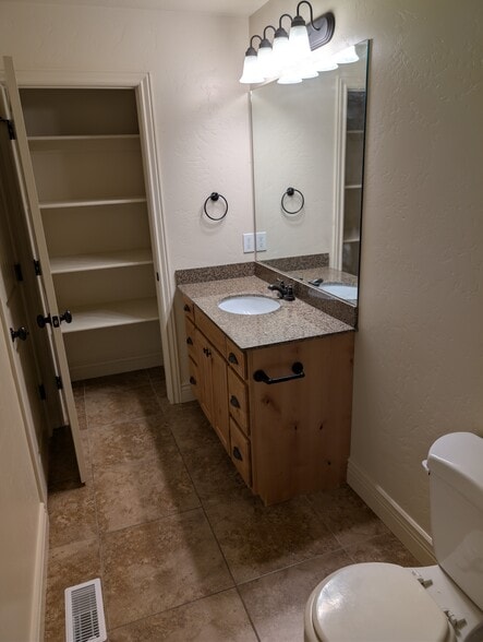 Building Photo - 140 E 620 S