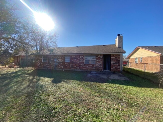 Building Photo - Charming 3 bedroom 1.5 bath