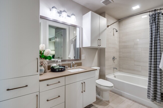 Building Photo - City Living, Extra Perks – Up to 1 Month F...