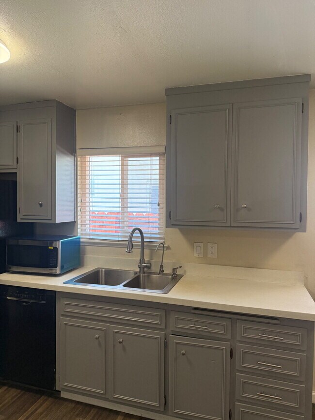 Building Photo - Charming 4 bedrooms and 2 full bathrooms L...