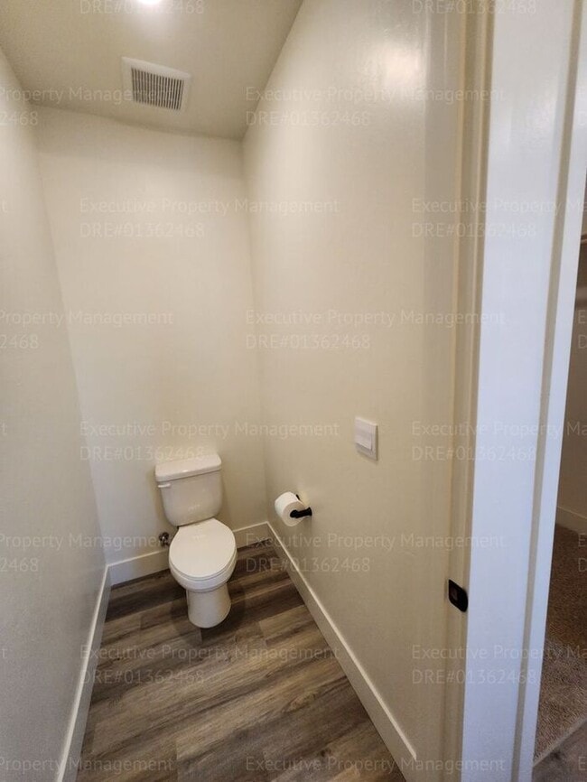 Building Photo - 4 bedroom/ 3 bathroom split-wing home.