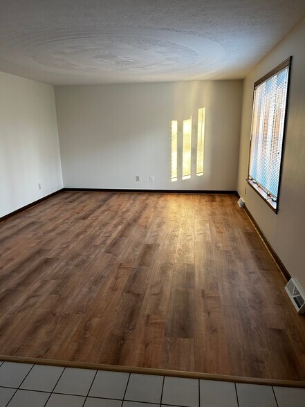 Building Photo - 7012 Joanne Cir N