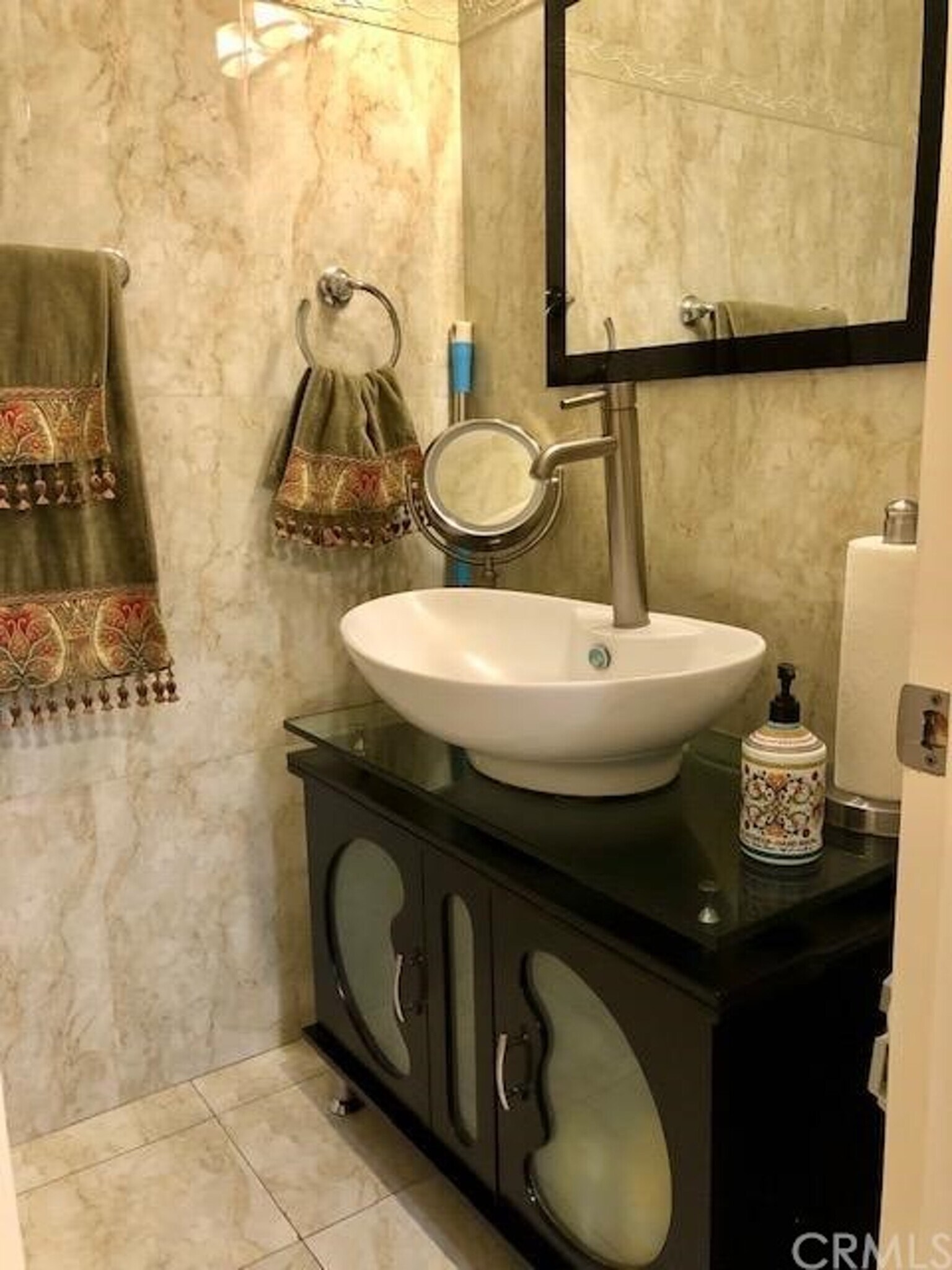 1sft floor bathroom - 212 N Jackson St