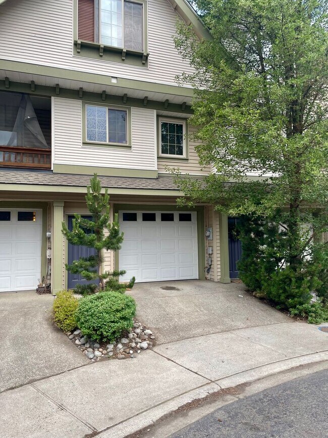 Building Photo - Spacious 2 Bed 2.5 Bath Townhome with Attached Garage in Cle Elum