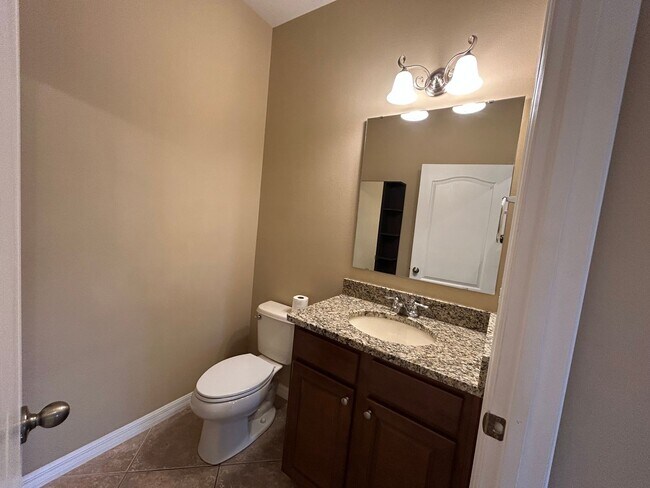 Building Photo - Available Mid May! Spacious 4/2 Single Fam...