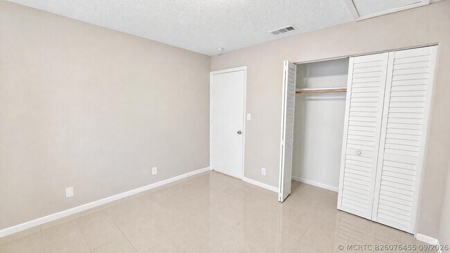 Building Photo - 416 Lakeside Dr