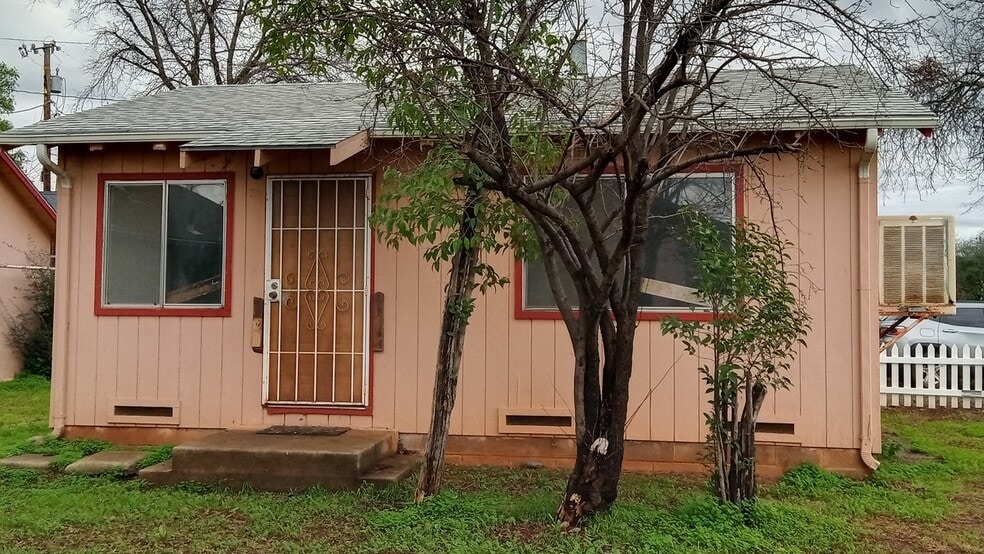 Building Photo - 2108 Fort Wayne St