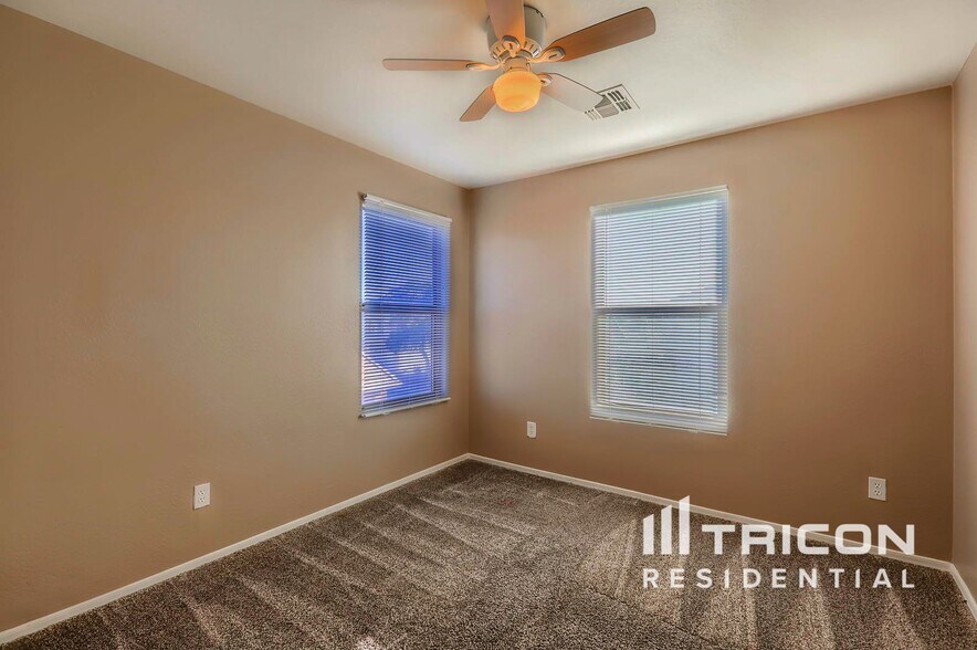 Building Photo - 26011 N Sandstone Way