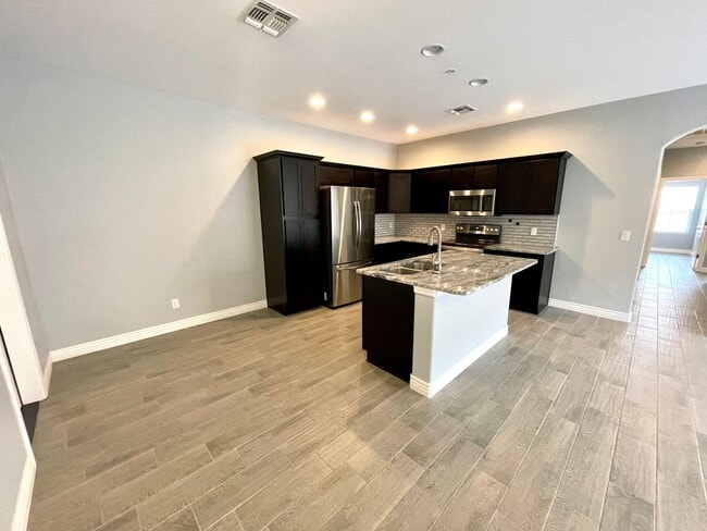 Building Photo - Beautiful 3 Bedroom Townhome Near Kingman Hospital!