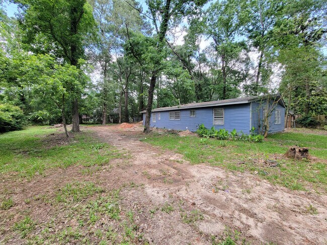 Building Photo - REMODELED AND UPDATED 4 BEDROOM 2 BATH LEA...