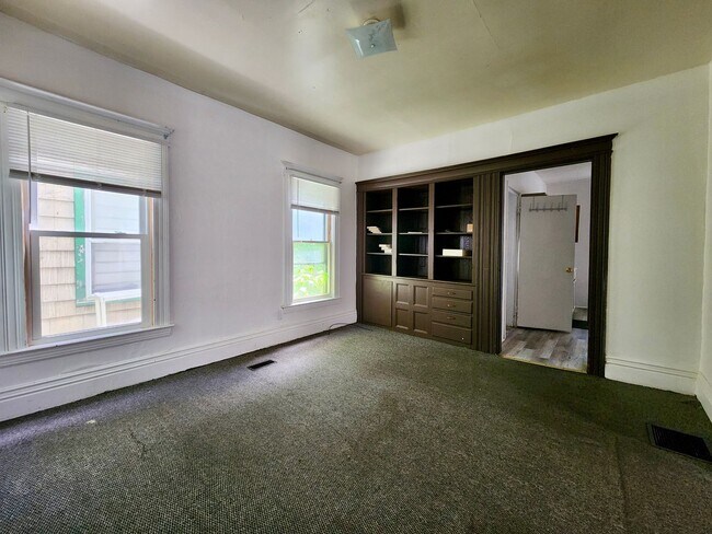 Building Photo - Spacious 5 Bedroom 2 Full Bath House | Front Porch | Back Yard | Off Street Parking | in-Unit Lau...