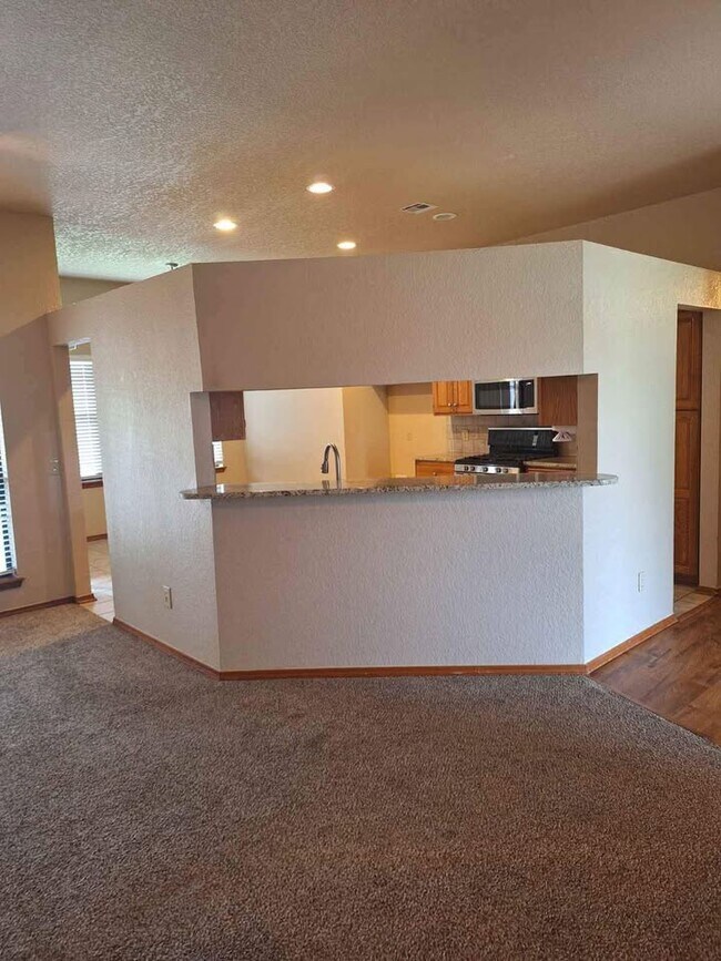 Building Photo - 1701 Pinnacle Ln