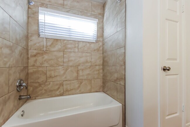 Building Photo - 906 Wisdom Dr