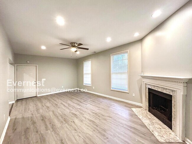 Building Photo - Spacious 3-Bedroom Home with Modern Amenities / Pet-Friendly / Available Now!