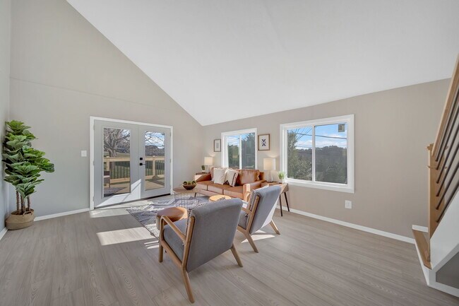 Building Photo - 916 Starling Dr