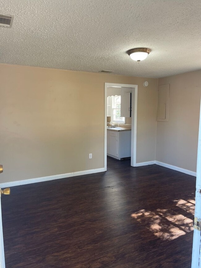 Building Photo - 401 Boss St