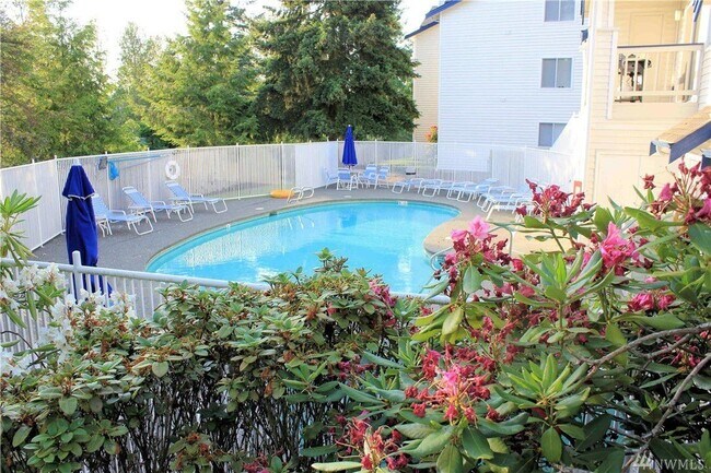 Building Photo - 1 Bedroom Near Lake Washington With Pool!