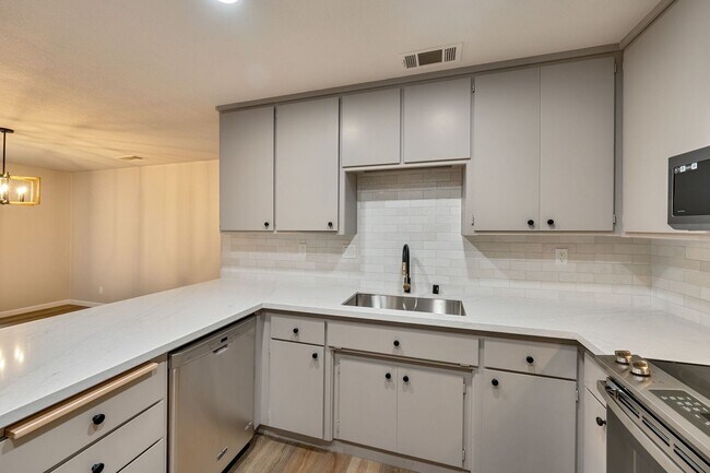 Building Photo - Updated 2 Bed, 2 Bath Duplex with Private Fenced Yard in Rescue!