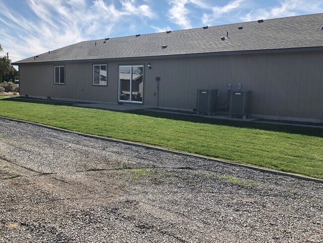 Building Photo - Large 2 Bedroom, 2 Bath Duplex