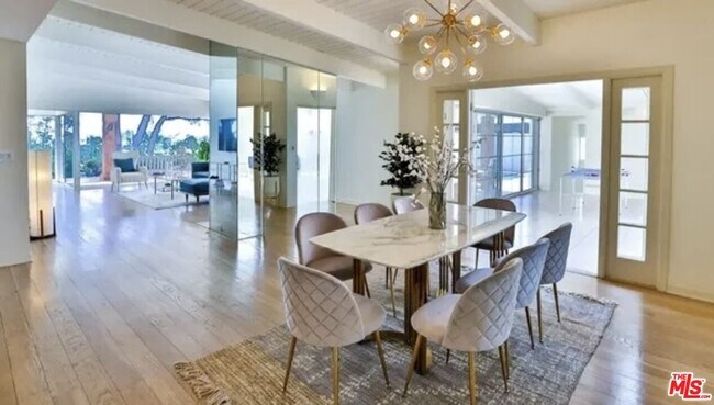 Building Photo - 2042 Linda Flora Dr