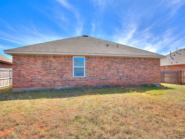 Building Photo - 609 E Linden Ln