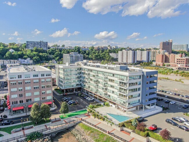 Building Photo - 1/Bedroom at Edgewater's top waterfront location.