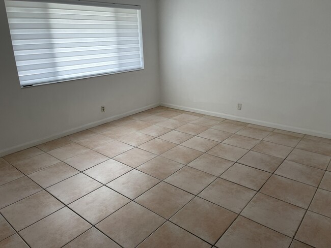 Building Photo - 400 Village Green 216 Cir