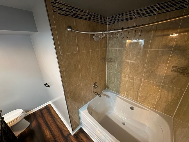 Building Photo - Sophisticated 2 Bed 2 Bath Condo with Loft...