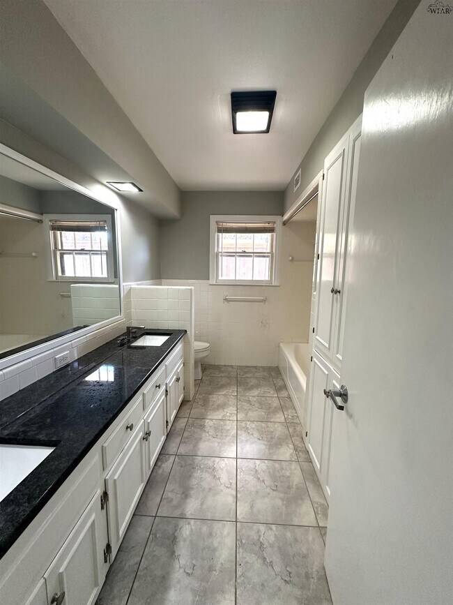 Building Photo - 2411 Clayton Ln