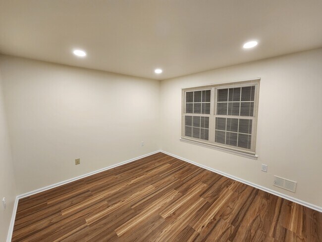 Building Photo - 33 Cypress Ct