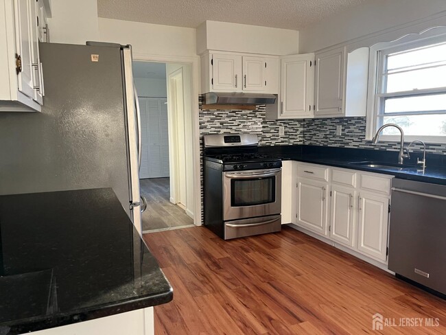 Building Photo - 66 Netherwood Cir