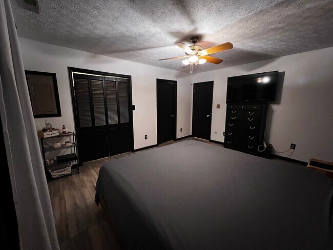 Building Photo - 3886 Knollwood Dr