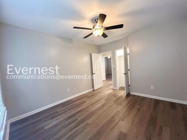 Building Photo - 3 Bed/2 Bath Home with Fenced Yard / Pet-Friendly / Vouchers Accepted / Available Now!