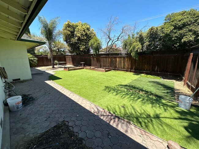 Building Photo - Beautiful 3 Bedroom, 2 Bath Tracy Home