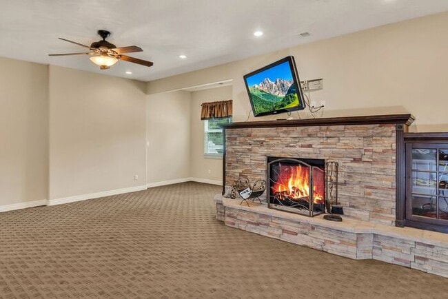 Building Photo - Beautiful and Spacious 4Bd 3.5Bath Home in...