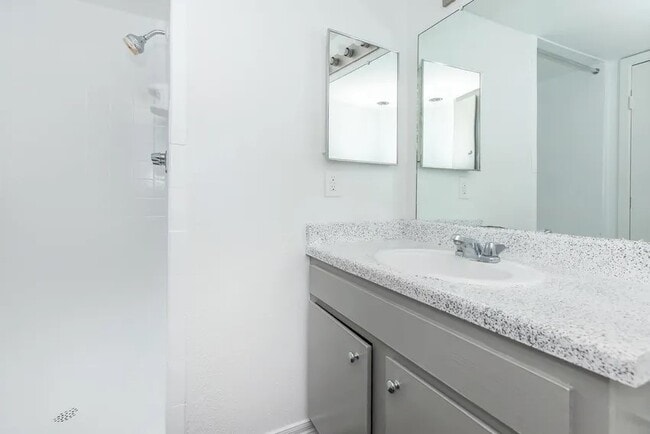 Building Photo - 4400 Memorial Dr