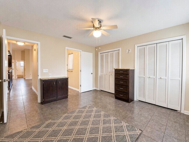 Building Photo - 614 Lake Carolyn Cir
