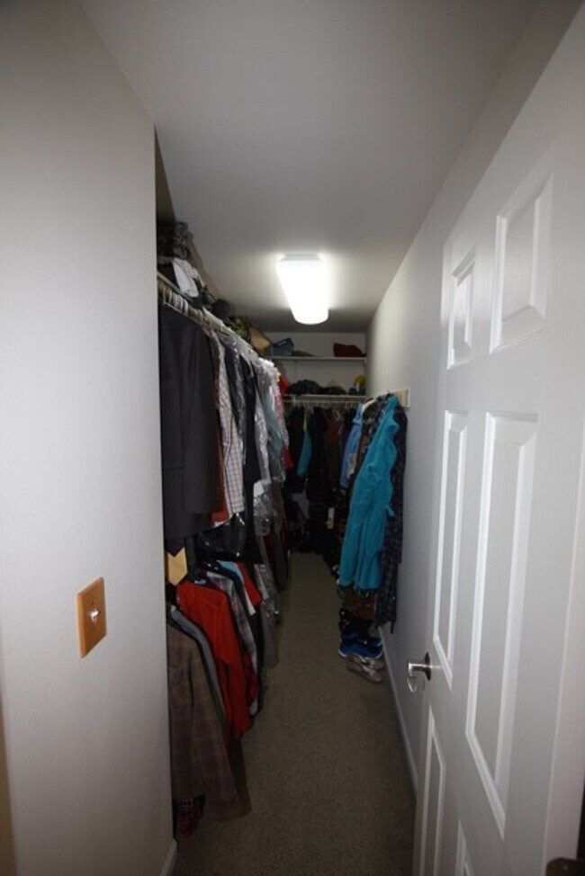 Building Photo - 3 Bed, 2.5 Bath Condo in Eagle River